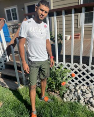 Youssef Zalal Instagram - When your wife forces you to take a picture 😂 #roses🌹 #puma