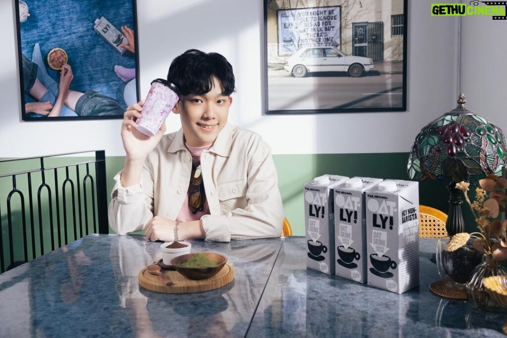 Yu-Jia Lin Instagram - cama x OATLY x AcQUA源少年 我的專屬源氣特調------法式可可燕麥奶❤️ 那麼好喝 快幫我衝人氣王！買起來🔥 誰跟我一樣也是巧克力控？ @OATLY和 @camacafe_tw 最近推出了期間限定的 源氣特調 裡面我最愛的就是「法式可可燕麥奶」了 使用法國進口可可粉， 香濃巧克力再加上風味濃郁的OATLY咖啡師燕麥奶， 濃郁的口感加上淡淡穀香，不含乳糖和反式脂肪， 讓我在演唱會後可以盡情享受我最愛的可可風味！ 無時無刻都想喝一杯💕🥰 還沒喝過的朋友 快點去試看看吧 購買源氣特調限定燕麥奶飲品還有機會獲得杯套喔！（款式隨機） 把家家（杯套）帶回家珍藏喔（笑） ★優惠活動｜03/29(三)-04/19(三) ★尋找門市｜https://www.camacafe.com/Store ★加入cama會員｜http://onelink.to/8gbeq5 #OATLY燕麥奶 #OATLY #OATLYTW #新生活日常 #cama #camacafé #AcQUA源少年 #源氣特調 #spring #花季 #期間限定 #可可 #可可燕麥奶