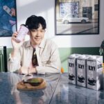 Yu-Jia Lin Instagram - cama x OATLY x AcQUA源少年 我的專屬源氣特調------法式可可燕麥奶❤️ 那麼好喝 快幫我衝人氣王！買起來🔥 誰跟我一樣也是巧克力控？ @OATLY和 @camacafe_tw 最近推出了期間限定的 源氣特調 裡面我最愛的就是「法式可可燕麥奶」了 使用法國進口可可粉， 香濃巧克力再加上風味濃郁的OATLY咖啡師燕麥奶， 濃郁的口感加上淡淡穀香，不含乳糖和反式脂肪， 讓我在演唱會後可以盡情享受我最愛的可可風味！ 無時無刻都想喝一杯💕🥰 還沒喝過的朋友 快點去試看看吧 購買源氣特調限定燕麥奶飲品還有機會獲得杯套喔！（款式隨機） 把家家（杯套）帶回家珍藏喔（笑） ★優惠活動｜03/29(三)-04/19(三) ★尋找門市｜https://www.camacafe.com/Store ★加入cama會員｜http://onelink.to/8gbeq5 #OATLY燕麥奶 #OATLY #OATLYTW #新生活日常 #cama #camacafé #AcQUA源少年 #源氣特調 #spring #花季 #期間限定 #可可 #可可燕麥奶