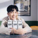 Yu-Jia Lin Instagram - cama x OATLY x AcQUA源少年 我的專屬源氣特調------法式可可燕麥奶❤️ 那麼好喝 快幫我衝人氣王！買起來🔥 誰跟我一樣也是巧克力控？ @OATLY和 @camacafe_tw 最近推出了期間限定的 源氣特調 裡面我最愛的就是「法式可可燕麥奶」了 使用法國進口可可粉， 香濃巧克力再加上風味濃郁的OATLY咖啡師燕麥奶， 濃郁的口感加上淡淡穀香，不含乳糖和反式脂肪， 讓我在演唱會後可以盡情享受我最愛的可可風味！ 無時無刻都想喝一杯💕🥰 還沒喝過的朋友 快點去試看看吧 購買源氣特調限定燕麥奶飲品還有機會獲得杯套喔！（款式隨機） 把家家（杯套）帶回家珍藏喔（笑） ★優惠活動｜03/29(三)-04/19(三) ★尋找門市｜https://www.camacafe.com/Store ★加入cama會員｜http://onelink.to/8gbeq5 #OATLY燕麥奶 #OATLY #OATLYTW #新生活日常 #cama #camacafé #AcQUA源少年 #源氣特調 #spring #花季 #期間限定 #可可 #可可燕麥奶