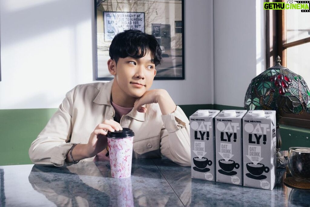 Yu-Jia Lin Instagram - cama x OATLY x AcQUA源少年 我的專屬源氣特調------法式可可燕麥奶❤️ 那麼好喝 快幫我衝人氣王！買起來🔥 誰跟我一樣也是巧克力控？ @OATLY和 @camacafe_tw 最近推出了期間限定的 源氣特調 裡面我最愛的就是「法式可可燕麥奶」了 使用法國進口可可粉， 香濃巧克力再加上風味濃郁的OATLY咖啡師燕麥奶， 濃郁的口感加上淡淡穀香，不含乳糖和反式脂肪， 讓我在演唱會後可以盡情享受我最愛的可可風味！ 無時無刻都想喝一杯💕🥰 還沒喝過的朋友 快點去試看看吧 購買源氣特調限定燕麥奶飲品還有機會獲得杯套喔！（款式隨機） 把家家（杯套）帶回家珍藏喔（笑） ★優惠活動｜03/29(三)-04/19(三) ★尋找門市｜https://www.camacafe.com/Store ★加入cama會員｜http://onelink.to/8gbeq5 #OATLY燕麥奶 #OATLY #OATLYTW #新生活日常 #cama #camacafé #AcQUA源少年 #源氣特調 #spring #花季 #期間限定 #可可 #可可燕麥奶