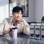 Yu-Jia Lin Instagram - cama x OATLY x AcQUA源少年 我的專屬源氣特調------法式可可燕麥奶❤️ 那麼好喝 快幫我衝人氣王！買起來🔥 誰跟我一樣也是巧克力控？ @OATLY和 @camacafe_tw 最近推出了期間限定的 源氣特調 裡面我最愛的就是「法式可可燕麥奶」了 使用法國進口可可粉， 香濃巧克力再加上風味濃郁的OATLY咖啡師燕麥奶， 濃郁的口感加上淡淡穀香，不含乳糖和反式脂肪， 讓我在演唱會後可以盡情享受我最愛的可可風味！ 無時無刻都想喝一杯💕🥰 還沒喝過的朋友 快點去試看看吧 購買源氣特調限定燕麥奶飲品還有機會獲得杯套喔！（款式隨機） 把家家（杯套）帶回家珍藏喔（笑） ★優惠活動｜03/29(三)-04/19(三) ★尋找門市｜https://www.camacafe.com/Store ★加入cama會員｜http://onelink.to/8gbeq5 #OATLY燕麥奶 #OATLY #OATLYTW #新生活日常 #cama #camacafé #AcQUA源少年 #源氣特調 #spring #花季 #期間限定 #可可 #可可燕麥奶