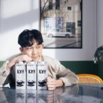 Yu-Jia Lin Instagram - cama x OATLY x AcQUA源少年 我的專屬源氣特調------法式可可燕麥奶❤️ 那麼好喝 快幫我衝人氣王！買起來🔥 誰跟我一樣也是巧克力控？ @OATLY和 @camacafe_tw 最近推出了期間限定的 源氣特調 裡面我最愛的就是「法式可可燕麥奶」了 使用法國進口可可粉， 香濃巧克力再加上風味濃郁的OATLY咖啡師燕麥奶， 濃郁的口感加上淡淡穀香，不含乳糖和反式脂肪， 讓我在演唱會後可以盡情享受我最愛的可可風味！ 無時無刻都想喝一杯💕🥰 還沒喝過的朋友 快點去試看看吧 購買源氣特調限定燕麥奶飲品還有機會獲得杯套喔！（款式隨機） 把家家（杯套）帶回家珍藏喔（笑） ★優惠活動｜03/29(三)-04/19(三) ★尋找門市｜https://www.camacafe.com/Store ★加入cama會員｜http://onelink.to/8gbeq5 #OATLY燕麥奶 #OATLY #OATLYTW #新生活日常 #cama #camacafé #AcQUA源少年 #源氣特調 #spring #花季 #期間限定 #可可 #可可燕麥奶