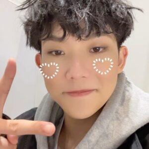 Yu-Jia Lin Instagram - 籌備已久的演唱會終於圓滿成功了！
謝謝所有有來看我們的你們❤️💕
我們下次見🔥
#源少年 #AcQUA #林毓家 #家家 #演唱會