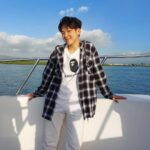 Yu-Jia Lin Instagram - 好亮🤪你們會暈船嗎🤪 我暈…………. 第三張的人🫢🤣 @hrcbrian_beastcrew #林毓家 #家家 #AcQUA #ootd #🚢