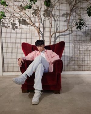 Yu-Jia Lin Instagram - I’m King
最笨的King🤪
#林毓家 #家家 #AcQUA #king #ootd