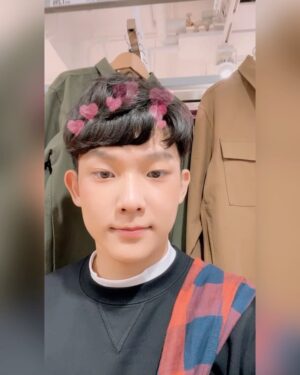 Yu-Jia Lin Instagram - 今天我穿的好看嘛🤪
留言跟我說💕
#林毓家 #家家 #ootd #AcQUA 

全球 UNIQLO LifeWear Day 零時差登場，這次秋冬新品以[今日新經典]為靈感主題，提出契合現代生活需求的四大時尚趨勢。旗艦店升級轉型為LifeWear Store示範店 ，帶給消費者全新店舖體驗 貼近大自然🥰 全新到傳統風格等著你🔥

男裝 粗紡棉質格紋襯衫 450263#26 
男裝 U AlRism棉質寬版中高領T恤455933#00
男裝 休閒上衣 450185#09
男裝 Slim Fit 牛仔褲 450243#07

邀請大家參加UNIQLO第一屆極致日常服票選活動，9/12-9/25 一人一票，投下你所愛的服裝之外，還可以抽獎喔

#uniqlo2022FW#TodaysClassics
@UNIQLO_TAIWAN