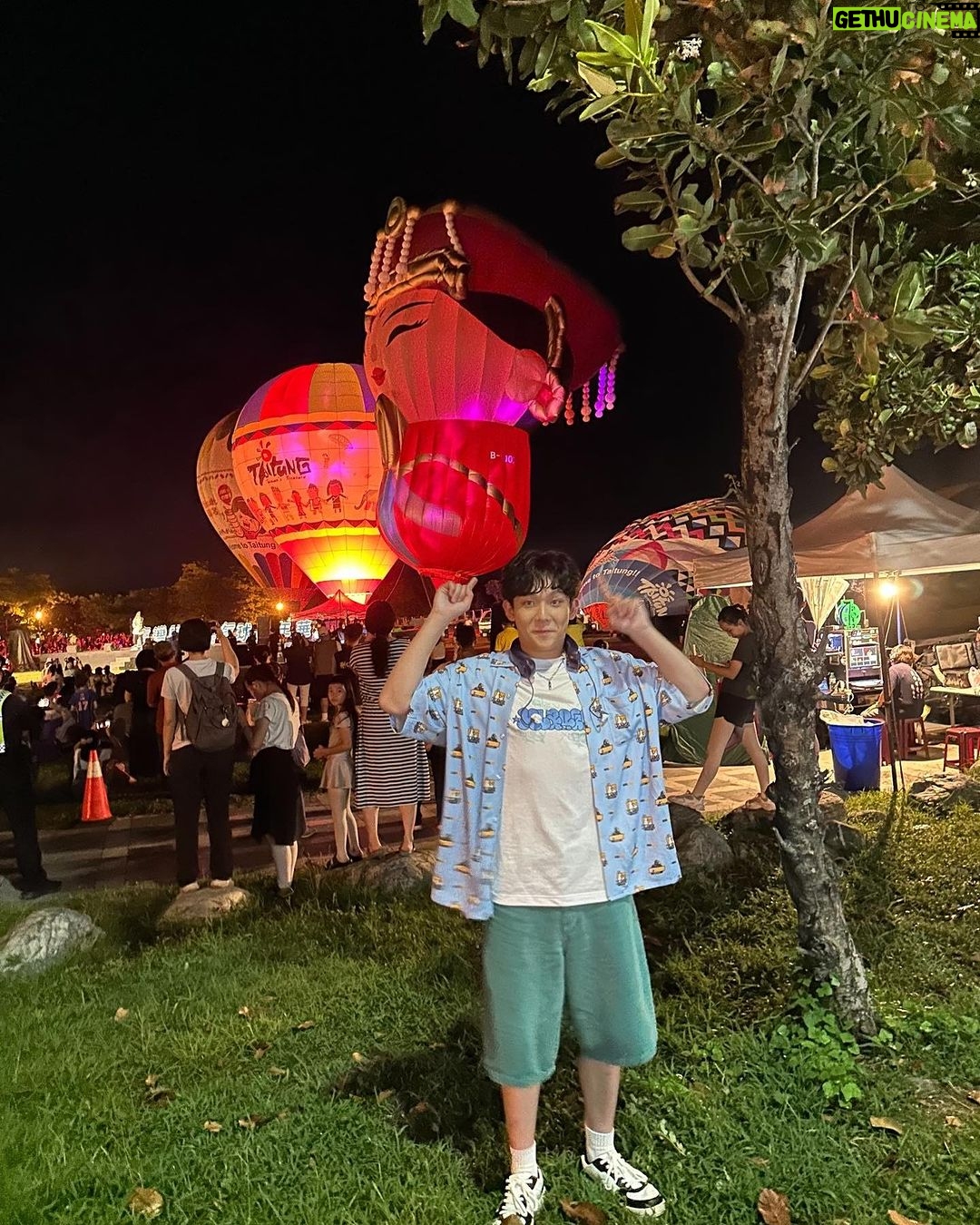 Yu-Jia Lin Instagram - 非常感謝台東熱氣球嘉年華的活動邀請❤️ @taiwanballoonfestival 我玩的非常非常開心🔥 今天也有些話來不及在台上說🤪 謝謝你們今天特別來看我🙏因為今天的天氣一開始並不好 甚至下雨 但還是可以看到各位 真的很感動❤️ 真心的謝謝你們辛苦了❤️🥰 也感謝服裝❤️ XLARGE @xlarge_tw #熱氣球嘉年華 #熱氣球 #林毓家 #家家 #AcQUA #源少年 #台東
