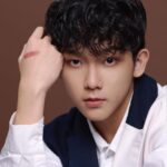 Yu-Jia Lin Instagram - 今天的我才不ㄎㄧㄤˉ勒🤪 最近除了上學之外 還有一些工作上節目通告 訪問 活動出席， 長時間妝髮的過程中，挑選適合自己的彩妝用品也很重要， 打造出亮眼好看的面貌，我喜歡自然通透又時尚的彩妝用品，讓我在鏡頭面前展現出最好的一面 這次Visée新品 #唯霧時尚眼彩 我使用的色號是RD-2#磚紅棕， 給人一種兼具優雅與帥氣的印象，霧面粉質色調，自然通透的霧面感眼彩， 以好看的漸層打造出很自然立體感的雙眼， 似楓紅般色系也很適合在浪漫秋冬季節中使用。 唇彩部分是 #玩霧緻尚唇膏 唇彩PK841是#優雅裸藕粉色 粉嫩的粉紅色調加上 毛玻璃般的半霧面質感，自然融入貼合肌膚， 呈現出霧感結合柔潤的溫柔唇色。 @viseetw