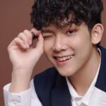 Yu-Jia Lin Instagram - 今天的我才不ㄎㄧㄤˉ勒🤪 最近除了上學之外 還有一些工作上節目通告 訪問 活動出席， 長時間妝髮的過程中，挑選適合自己的彩妝用品也很重要， 打造出亮眼好看的面貌，我喜歡自然通透又時尚的彩妝用品，讓我在鏡頭面前展現出最好的一面 這次Visée新品 #唯霧時尚眼彩 我使用的色號是RD-2#磚紅棕， 給人一種兼具優雅與帥氣的印象，霧面粉質色調，自然通透的霧面感眼彩， 以好看的漸層打造出很自然立體感的雙眼， 似楓紅般色系也很適合在浪漫秋冬季節中使用。 唇彩部分是 #玩霧緻尚唇膏 唇彩PK841是#優雅裸藕粉色 粉嫩的粉紅色調加上 毛玻璃般的半霧面質感，自然融入貼合肌膚， 呈現出霧感結合柔潤的溫柔唇色。 @viseetw