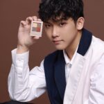 Yu-Jia Lin Instagram - 今天的我才不ㄎㄧㄤˉ勒🤪 最近除了上學之外 還有一些工作上節目通告 訪問 活動出席， 長時間妝髮的過程中，挑選適合自己的彩妝用品也很重要， 打造出亮眼好看的面貌，我喜歡自然通透又時尚的彩妝用品，讓我在鏡頭面前展現出最好的一面 這次Visée新品 #唯霧時尚眼彩 我使用的色號是RD-2#磚紅棕， 給人一種兼具優雅與帥氣的印象，霧面粉質色調，自然通透的霧面感眼彩， 以好看的漸層打造出很自然立體感的雙眼， 似楓紅般色系也很適合在浪漫秋冬季節中使用。 唇彩部分是 #玩霧緻尚唇膏 唇彩PK841是#優雅裸藕粉色 粉嫩的粉紅色調加上 毛玻璃般的半霧面質感，自然融入貼合肌膚， 呈現出霧感結合柔潤的溫柔唇色。 @viseetw