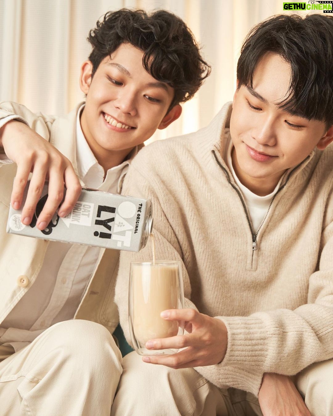 Yu-Jia Lin Instagram - 最喜歡玩遊戲的我,今天來挑戰OATLY五行詩! O OATLY ! A Amazing 的黑科技-酶解技術,將固體的燕麥轉化成濃郁滑順的口感 T Totally Vegan!植物基飲食減少對環境造成的負擔 L Lovely 可以搭配茶、咖啡,美味更加分 Y You should try it! ⟪OATLY燕麥奶⟫ ⭐️多樣風味 咖啡師燕麥奶可搭配茶、咖啡 低脂燕麥奶可以配麥片,可單喝,或是做成水果燕麥奶昔 巧克力燕麥奶可搭咖啡、可單喝,多樣搭配開啟新生活 ⭐️源自天然 不含牛奶、乳糖、防腐劑、人工色素及化學調味料 是素食及乳糖不耐者的健康新選擇🌿🌿 ⭐️永續環保 以植物取代乳製品,同時減輕動物製品對環境所造成的負擔 現在到全台威秀影城都可以買到我最愛的OATLY燕麥奶飲品喔! @OATLY #OATLYTW #植物奶 #新生活日常 #AcQUA源少年 @vieshowbaby #威秀 *低脂、巧克力燕麥奶於2023年1月重新上市 衣服| @sandroparis @zara 鞋子| @allsaints @allsaintstaiwan
