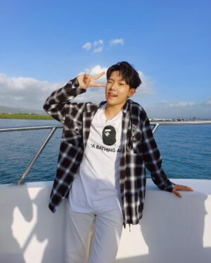 Yu-Jia Lin Instagram - 好亮🤪你們會暈船嗎🤪
我暈………….
第三張的人🫢🤣
@hrcbrian_beastcrew 
#林毓家 #家家 #AcQUA #ootd #🚢