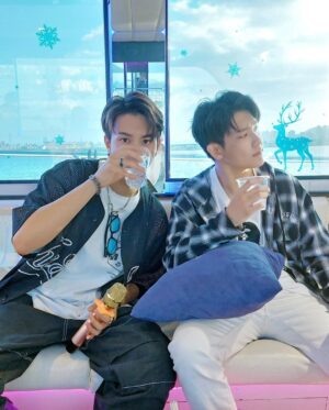 Yu-Jia Lin Instagram - 好亮🤪你們會暈船嗎🤪
我暈………….
第三張的人🫢🤣
@hrcbrian_beastcrew 
#林毓家 #家家 #AcQUA #ootd #🚢