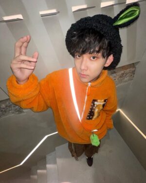 Yu-Jia Lin Instagram - 毛怪來了！
我好喜歡我的帽子😜
右滑有影片喔❤️🥰
謝謝羊羊姐接的精心小設計！
@yyyang3_ 
#林毓家 #家家 #毛怪 #1111 #蝦皮 #AcQUA #ootd #源少年 #穿搭日常 #冬天來了 #好冷 #🦊 #❤️ #👻