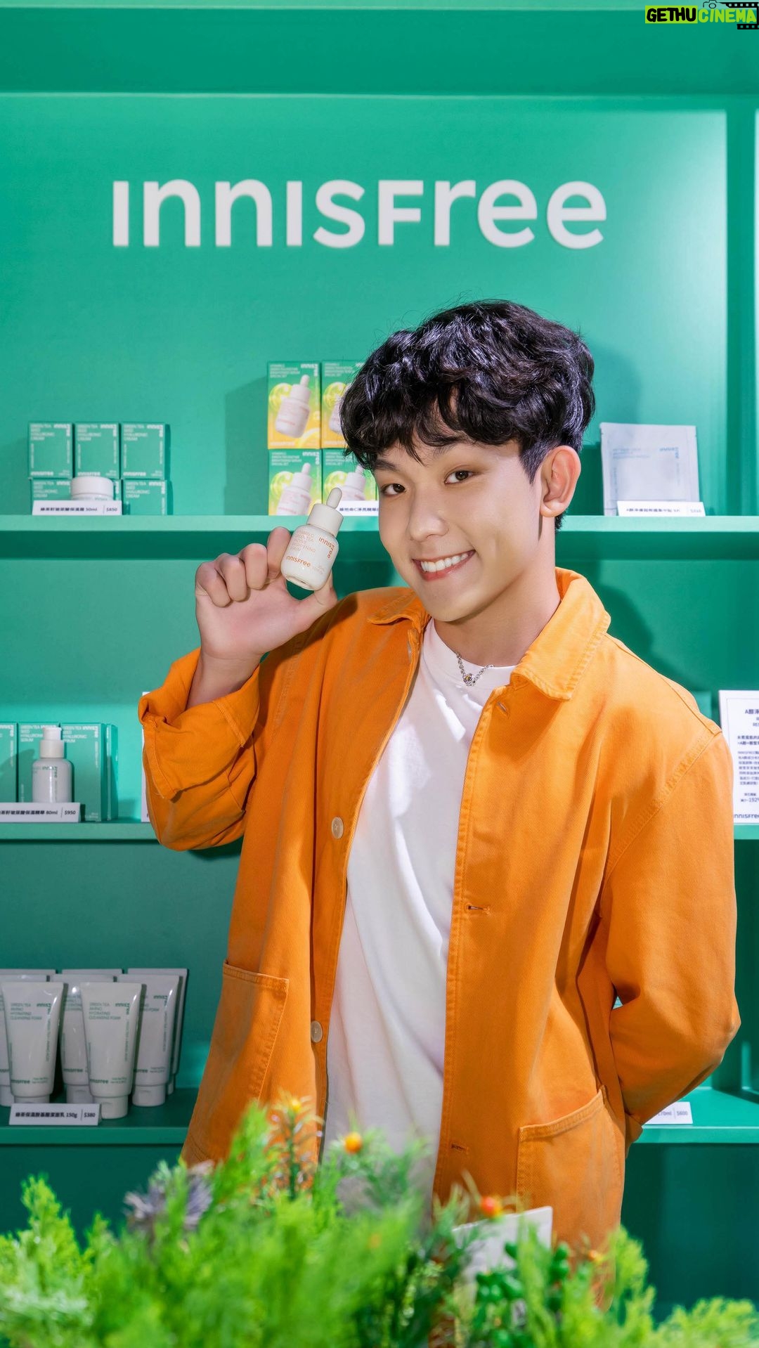 Yu-Jia Lin Instagram - 非常開心能擔任INNISFREE 一日店長和大家見面❤️ 自由之島活動倒數兩天! 快去打卡打起來🤪 THE NEW ISLE 快閃店 6/21~7/3 台北新光三越A11館 記得體驗INNISFREE 全新推出的 #維他命C淨亮精華 亮亮瓶✨ 裡面添加的獨家「金球膠囊」科技很特別,可以讓膚色bling bling喔! #INNISFREE全新品牌概念店 #THENEWISLE #INNISFREETAIWAN #維他命C淨亮精華 特別感謝 @paulsmithdesign @bluebelltw @theofficialpandora @shiatzychen