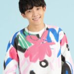 Yu-Jia Lin Instagram - 第一個影片是跳一跳被叫回來的欠揍臉😆 但我還是要說 童心梳好好用😜 『童心梳』最最最吸引我們就是品牌專利-Gemtips長短刷毛 特殊的雙晶瑩剔透球頭有良好的反撥彈性，可以輕鬆梳開糾結髮，不容易拉扯髮絲！ 『源』自初心 從頭開始 超好用的梳子陸續出貨中👇🏻 https://reurl.cc/KQ9oXg ＠twenty_c_plus @acqua.offical ＠Coeur d’enfant ＃twenty_c_plus #好物嚴選 ＃好物平台 #源少年 #acqua #源自初心從頭開始