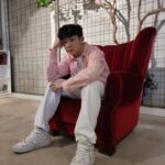 Yu-Jia Lin Instagram - I’m King 最笨的King🤪 #林毓家 #家家 #AcQUA #king #ootd