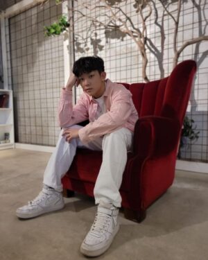 Yu-Jia Lin Instagram - I’m King
最笨的King🤪
#林毓家 #家家 #AcQUA #king #ootd