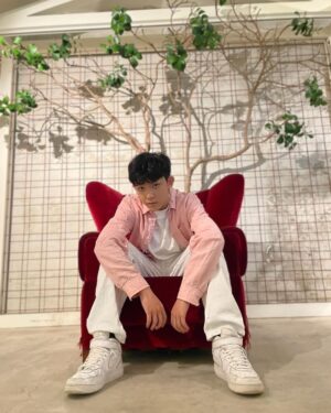 Yu-Jia Lin Instagram - I’m King
最笨的King🤪
#林毓家 #家家 #AcQUA #king #ootd