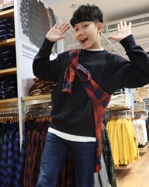 Yu-Jia Lin Instagram - 今天我穿的好看嘛🤪
留言跟我說💕
#林毓家 #家家 #ootd #AcQUA 

全球 UNIQLO LifeWear Day 零時差登場，這次秋冬新品以[今日新經典]為靈感主題，提出契合現代生活需求的四大時尚趨勢。旗艦店升級轉型為LifeWear Store示範店 ，帶給消費者全新店舖體驗 貼近大自然🥰 全新到傳統風格等著你🔥

男裝 粗紡棉質格紋襯衫 450263#26 
男裝 U AlRism棉質寬版中高領T恤455933#00
男裝 休閒上衣 450185#09
男裝 Slim Fit 牛仔褲 450243#07

邀請大家參加UNIQLO第一屆極致日常服票選活動，9/12-9/25 一人一票，投下你所愛的服裝之外，還可以抽獎喔

#uniqlo2022FW#TodaysClassics
@UNIQLO_TAIWAN