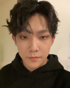 Yu-Jia Lin Instagram - 後台的我們🥰
第一個影片想要裝兇但露餡了🤪
#林毓家 #家家 #原子少年 #演唱會 #小丑的制服 #ice