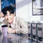 Yu-Jia Lin Instagram - cama x OATLY x AcQUA源少年 我的專屬源氣特調------法式可可燕麥奶❤️ 那麼好喝 快幫我衝人氣王！買起來🔥 誰跟我一樣也是巧克力控？ @OATLY和 @camacafe_tw 最近推出了期間限定的 源氣特調 裡面我最愛的就是「法式可可燕麥奶」了 使用法國進口可可粉， 香濃巧克力再加上風味濃郁的OATLY咖啡師燕麥奶， 濃郁的口感加上淡淡穀香，不含乳糖和反式脂肪， 讓我在演唱會後可以盡情享受我最愛的可可風味！ 無時無刻都想喝一杯💕🥰 還沒喝過的朋友 快點去試看看吧 購買源氣特調限定燕麥奶飲品還有機會獲得杯套喔！（款式隨機） 把家家（杯套）帶回家珍藏喔（笑） ★優惠活動｜03/29(三)-04/19(三) ★尋找門市｜https://www.camacafe.com/Store ★加入cama會員｜http://onelink.to/8gbeq5 #OATLY燕麥奶 #OATLY #OATLYTW #新生活日常 #cama #camacafé #AcQUA源少年 #源氣特調 #spring #花季 #期間限定 #可可 #可可燕麥奶