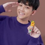 Yu-Jia Lin Instagram - 我小時候最愛M&M’s巧克力 沒想到這次跟媚比琳聯手推出聯名彩妝！真的超級酷、化妝品也很好用！ 推薦你們FIT ME反孔特霧粉底液，真的必須擁有！ 質地水潤，上臉後的微霧妝效 ，不乾還很服貼以外，像是我們有時候整天長時間需要錄影，一整天持妝不暗沉，這真的是上課上班都很必要的！這次聯名款推出的色號是最大眾熱銷的110 跟 112，讓大家選購不易出錯實在是太棒了！很推薦大家都試去看看唷~ 再搭上超持久霧感液態唇膏118跟135色號，持久不掉色，而且喝水也不沾杯 再也不用一直補唇色了！ 媚比琳指定通路消費$588送繽紛襪、$888就送托特包喔（*指定商品項目依各通路為主） 最後跟大家說一個好消息 趕快跟著我們reels混搭舞蹈，參加活動！ 拍完混搭影片後，記得要「公開」分享到自己貼文並放上 #媚比琳 #媚比琳xMM #潮繽紛酷玩色 #MM潮酷玩色限量聯名彩妝 #玩美無畏潮妝由我 3/13公布2位粉絲，獲得價值$3,000的M&M‘s潮酷玩色限量聯名彩妝整套＋托特包和繽紛襪各一色喔（隨機出貨） 快來參加吧！