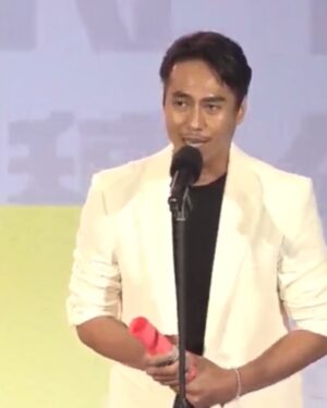 Yu-Jia Lin Instagram - 拿到金穗獎最佳演員了❤️🔥
真的是不可思議🙏
真的非常感謝一路走來支持我的所有人❤️
也謝謝不乙導演的信任🔥
我一定會更加努力🫶
謝謝所有人對我的肯定❤️
#金穗獎 #最佳演員 #林毓家 #橋頂少年  #荔枝