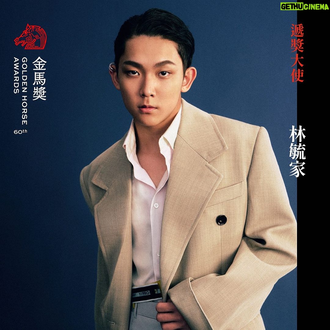 Yu-Jia Lin Instagram - 【第60屆金馬獎遞獎大使 影壇新星 #林毓家、#夏朧、#彭千祐 接棒】 今年由 林毓家Richard、夏朧 Camille、彭千祐 接棒遞獎大使任務,並與康泰納仕媒體集團旗下的VOGUE & GQ聯手獨家拍攝企劃,除了本次獨家內容之外,更多遞獎大使專訪內容將於VOGUE & GQ陸續上線。頒獎典禮當天,則將由台灣設計師汪俐伶WANGLILING量身打造大使紅毯禮服,VOGUE Taiwan & GQ Taiwan 帶來第一手紅毯直擊,精彩可期。 ▫️Makeup|石詮 ▫️Hair|立修 ▫️Styling|Quenti Lu ▫️Styling Assistant|Poga Lin, Meng Jung Lee 📍台灣觀眾11月25日可鎖定台視頻道同步收看第60屆金馬獎頒獎典禮直播,網路直播則由MyVideo影音獨家播出,LINE TODAY共同轉播。海外除了新加坡(StarHub)、馬來西亞(Astro)各有當地電視台直播外,其餘地區皆可透過金馬與台視YouTube同步觀賞。更多最新消息將在金馬官方網站、Facebook、IG等社群平台陸續公開,敬請拭目以待。 ———— ⬛️🟥⬜️2023 台北金馬影展 ⬛️🟥⬜️ Taipei Golden Horse Film Festival 🔹金馬國際影展|11.09 – 11.26 🔹金馬電影學院|10.27 – 11.25 🔹金馬創投會議|11.20 – 11.22 🔹第60屆金馬獎頒獎典禮|11.25 #金馬60 #GHA60 #GoldenHorseAwards #遞獎大使 #TGHFF2023 #2023金馬影展 
