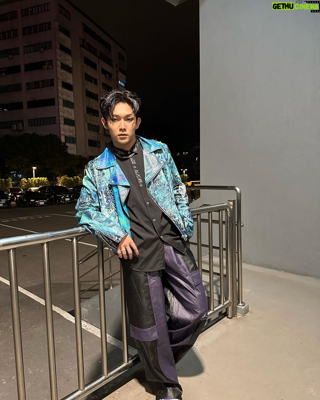 Yu-Jia Lin Instagram - 新的一年新的開始! 我們一起努力互相陪伴完成下一年的生活唄❤️ 非常喜歡這次的表演 大家一定要準時收看weare ‼️ 謝謝文總的邀請 @gacc.tw 😍 感謝服裝 @wooleexstudio #weare #AcQUA #林毓家 #家家