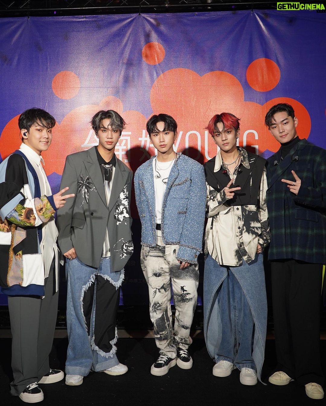 Yu-Jia Lin Instagram - 今年就這樣結束了❤️ 我們明年繼續一起加油 一起努力吧🔥 祝你們新年快樂 我真的很愛你們 很謝謝你們一直支持我 明年見❤️ 舞蹈總監|木炭老師 @imcharcoal0101 化妝師| 謝易珊 Lyra Xie @So.easy studio (好容羿工作室) 妝助 王靜瑄 Malenie Wang 髮型師 |林哲全 Jarvis @jarvis_lin0131 (W+ salon) 造型師 |Judy Chou @judychou0608 💄彩妝設計與贊助 |M·A·C COSMETICS @maccosmeticstaiwan