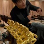 Yu-Jia Lin Instagram - 這次擔任金馬60的遞獎大使真的是太榮幸了💜 很感謝金馬給我這次機會🙏 讓我遇到了好多好多我的偶像！ 我會一直努力下去的！ 也謝謝彭千祐哥哥🙏 跟夏朧姊姊👍 一直叫我不要緊張🙏 你們都是最棒的🔥 我們一起像我們在紅毯說的繼續努力👊 金馬執委會 @goldenhorsefilmfestival提供 彩妝協力｜Vivi Makeup Studio @vvmmakeupstudio 髮型協力｜W+ Salon @w_plus_salon 造型協力｜wangliling @wangliling #林毓家 #家家 #金馬 #金馬獎 #金馬60 #遞獎大使