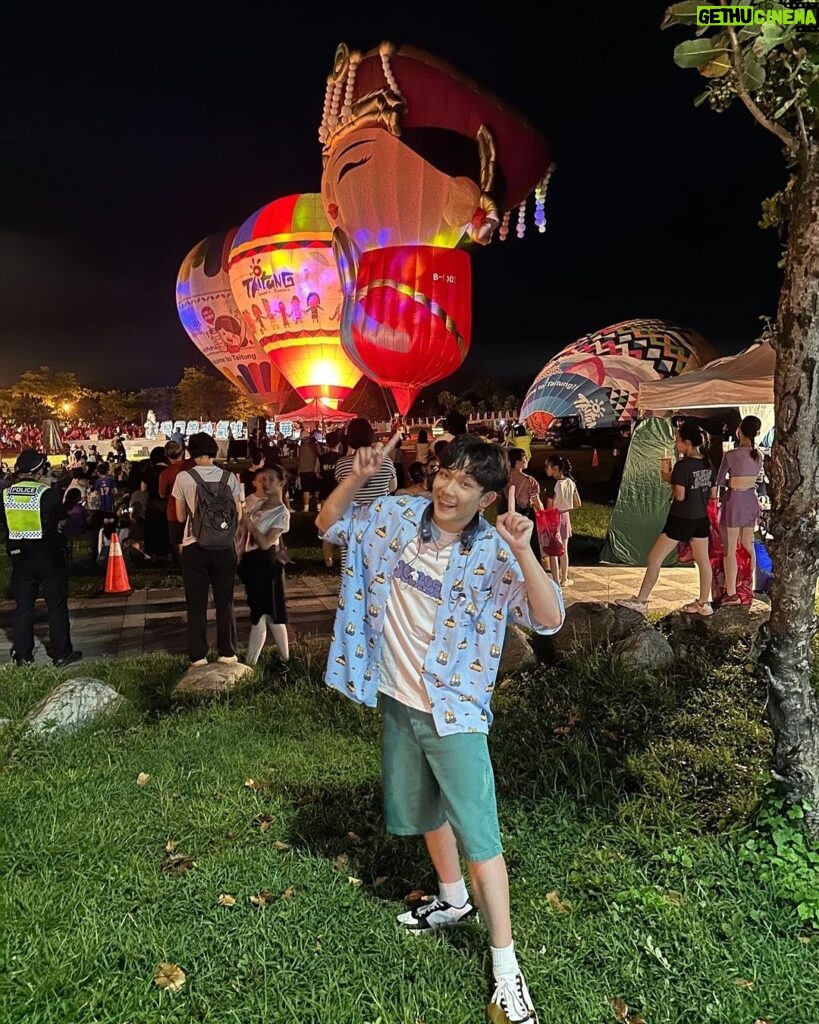 Yu-Jia Lin Instagram - 非常感謝台東熱氣球嘉年華的活動邀請❤️ @taiwanballoonfestival 我玩的非常非常開心🔥 今天也有些話來不及在台上說🤪 謝謝你們今天特別來看我🙏因為今天的天氣一開始並不好 甚至下雨 但還是可以看到各位 真的很感動❤️ 真心的謝謝你們辛苦了❤️🥰 也感謝服裝❤️ XLARGE @xlarge_tw #熱氣球嘉年華 #熱氣球 #林毓家 #家家 #AcQUA #源少年 #台東