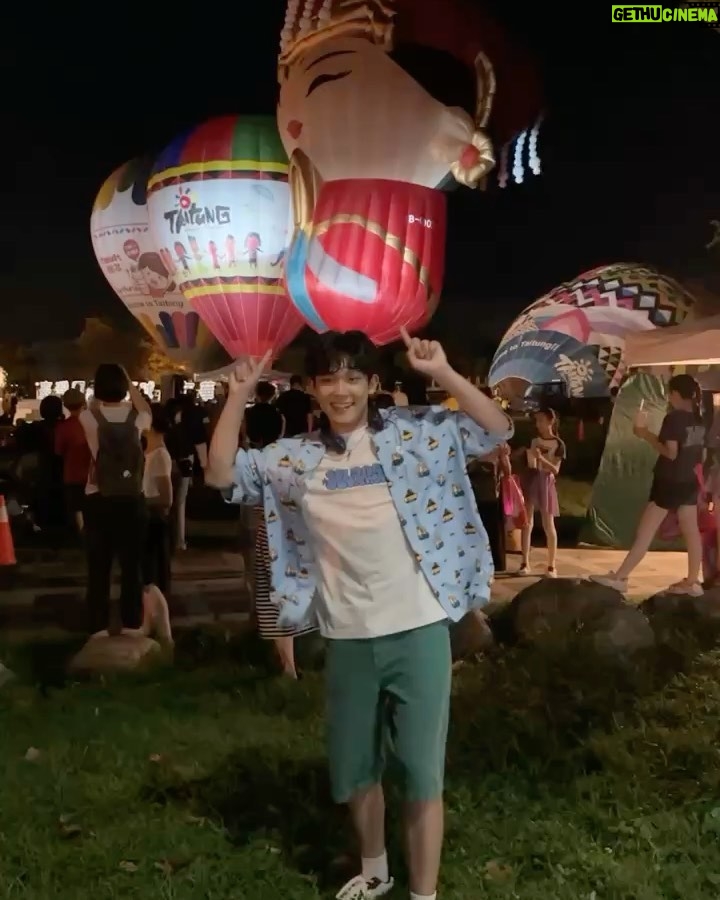 Yu-Jia Lin Instagram - 非常感謝台東熱氣球嘉年華的活動邀請❤️ @taiwanballoonfestival 我玩的非常非常開心🔥 今天也有些話來不及在台上說🤪 謝謝你們今天特別來看我🙏因為今天的天氣一開始並不好 甚至下雨 但還是可以看到各位 真的很感動❤️ 真心的謝謝你們辛苦了❤️🥰 也感謝服裝❤️ XLARGE @xlarge_tw #熱氣球嘉年華 #熱氣球 #林毓家 #家家 #AcQUA #源少年 #台東