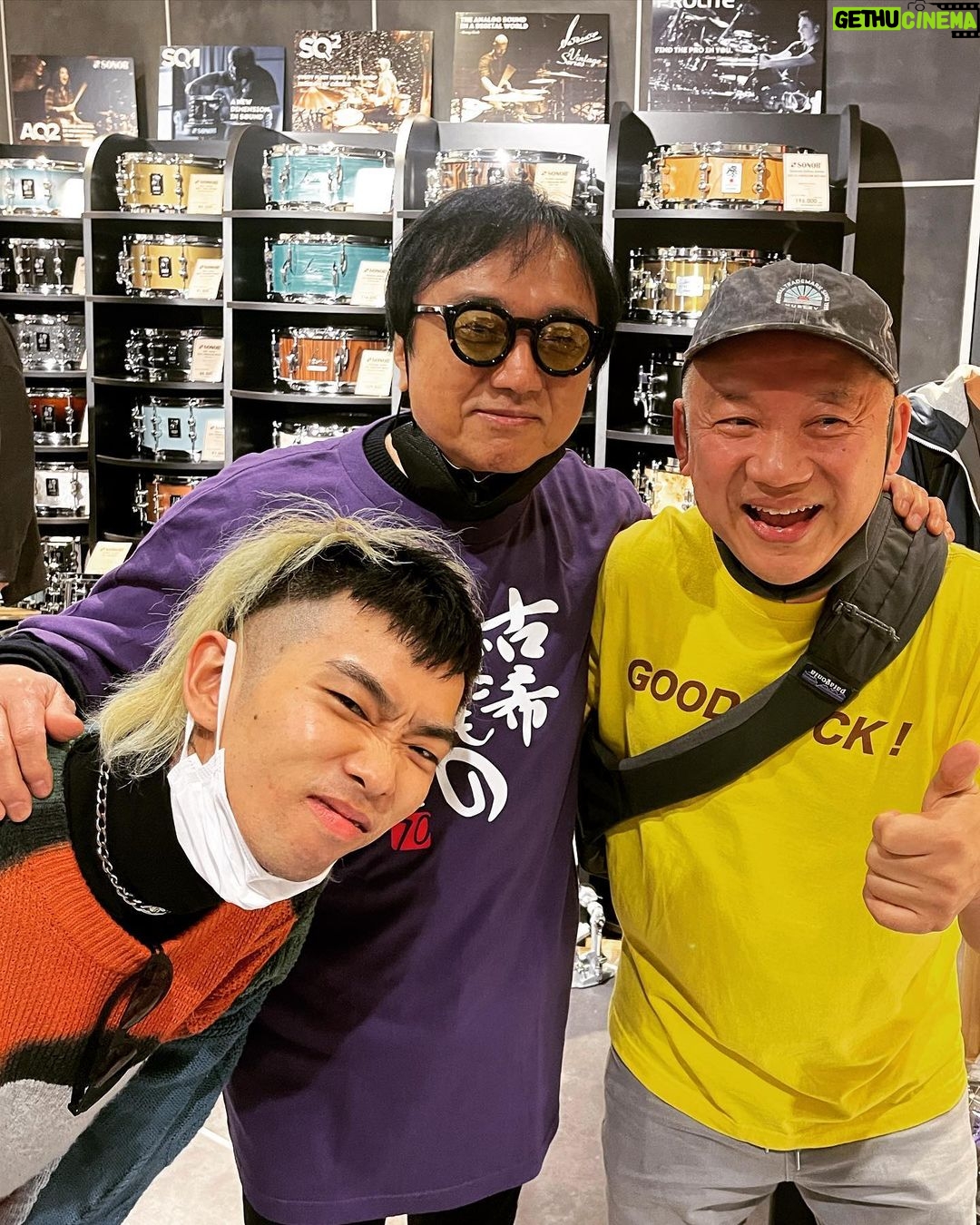 Yu Seki - 19.5K Likes - 古希の山木さんと、来年還暦のゲンタ兄貴と、三十路のワタシ。
音楽は勿論、「歳を重ねる」ということを学ばせてもらえる粋な先輩方に囲まれて幸せです。
#山木秀夫
#江川ゲンタ