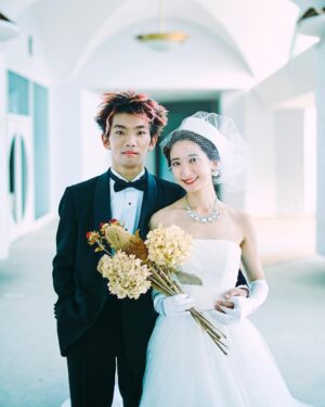 Yu Seki Instagram - .
私事ではございますが、三味線奏者の白藤ひかりさんと結婚致しました事をこの場を借りてご報告させて頂きます。

ひかりさんとは音楽活動を通して出逢い、これまで約6年間交際を重ねてきました。

彼女との出逢いのきっかけをくれた新井和輝に証人になってもらい、彼の誕生日が大安だったことにも縁を感じまして、10月29日に入籍することを決めました。

まだまだ未熟な二人ではございますが、公私問わず関わってくださる皆様に感謝を忘れず、同じ音楽の道を志し、互いの人生を支えながら共に歩んで行く所存です。

どうか今後ともご指導を賜りますよう、重ねてお願い申し上げます。

勢喜遊