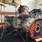 Yu Seki Instagram - 新しい相棒の紹介をします。 太鼓はTAMAのSTAR Walnut Bass 24×17 Tom 13×11 Floor Tom 16×16、18×16 1Tom2Floorの王道ロックな構成で作っていただきました。 元々TAMAは太鼓はもちろん、ハードウェア類は特に使いやすくて耐久性もバッチリで好きでした。 愛知にあるTAMAの工場に伺った際、STAR Maple、Bubinga、Walnutの22インチのセットをそれぞれ試奏させていただきましたが、Walnutのファット且つ弾力のあるしなやかなローミドルが気に入り、オーダーさせていただく流れになりました。 そしてそんなSTAR WalnutをDWS(@dwsjapan )で渋く眩くヨゴしてもらいました。 マジで気に入ってる！！！ バスドラにはゆかりのある人物やKing Gnuとミレパの曲名の当て字やら歌詞やら俺の個人的な推しやらコータめんの個人的な思想等、千社札にしてくちゃくちゃに貼りまくってあって末永く楽しめそう。 身内にしか伝わらないであろう当て字とか青春っぽくて感動。 コータめん&かおるっちありがとう！ そしてエンドーサーの立場でありながら、ここまでのペイントを施すことを許していただいたTAMA(@official_tama_drums_japan )の深い懐に全身全霊の感謝を捧げます。 10/14からのツアー、このシブくてマブい相棒と駆け巡るんで、どうかよろしく。