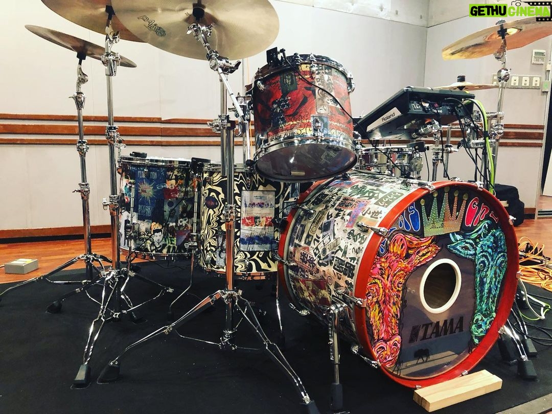 Yu Seki - 18.6K Likes - 新しい相棒の紹介をします。
太鼓はTAMAのSTAR Walnut
Bass 24×17
Tom 13×11
Floor Tom 16×16、18×16
1Tom2Floorの王道ロックな構成で作っていただきました。
元々TAMAは太鼓はもちろん、ハードウェア類は特に使いやすくて耐久性もバッチリで好きでした。
愛知にあるTAMAの工場に伺った際、STAR Maple、Bubinga、Walnutの22インチのセットをそれぞれ試奏させていただきましたが、Walnutのファット且つ弾力のあるしなやかなローミドルが気に入り、オーダーさせていただく流れになりました。
そしてそんなSTAR WalnutをDWS(@dwsjapan )で渋く眩くヨゴしてもらいました。
マジで気に入ってる!!!
バスドラにはゆかりのある人物やKing Gnuとミレパの曲名の当て字やら歌詞やら俺の個人的な推しやらコータめんの個人的な思想等、千社札にしてくちゃくちゃに貼りまくってあって末永く楽しめそう。
身内にしか伝わらないであろう当て字とか青春っぽくて感動。
コータめん&かおるっちありがとう!
そしてエンドーサーの立場でありながら、ここまでのペイントを施すことを許していただいたTAMA(@official_tama_drums_japan )の深い懐に全身全霊の感謝を捧げます。
10/14からのツアー、このシブくてマブい相棒と駆け巡るんで、どうかよろしく。