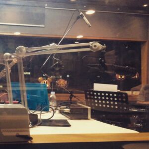 Yu Seki Instagram - 笑ってくれや。
interFM897のスタジオライブ収録の模様。
今週金曜日の21:00から聞いてくれよな！