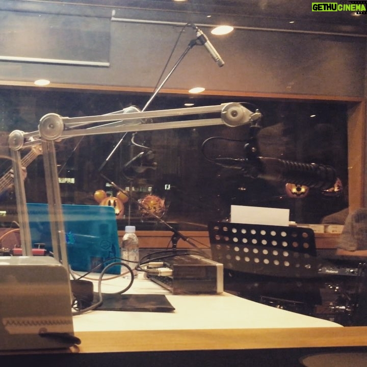 Yu Seki Instagram - 笑ってくれや。 interFM897のスタジオライブ収録の模様。 今週金曜日の21:00から聞いてくれよな！ Interfm897