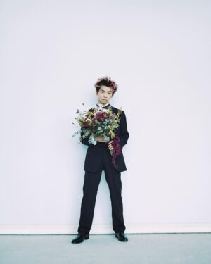 Yu Seki Instagram - .
私事ではございますが、三味線奏者の白藤ひかりさんと結婚致しました事をこの場を借りてご報告させて頂きます。

ひかりさんとは音楽活動を通して出逢い、これまで約6年間交際を重ねてきました。

彼女との出逢いのきっかけをくれた新井和輝に証人になってもらい、彼の誕生日が大安だったことにも縁を感じまして、10月29日に入籍することを決めました。

まだまだ未熟な二人ではございますが、公私問わず関わってくださる皆様に感謝を忘れず、同じ音楽の道を志し、互いの人生を支えながら共に歩んで行く所存です。

どうか今後ともご指導を賜りますよう、重ねてお願い申し上げます。

勢喜遊