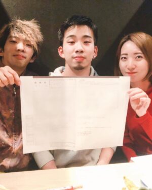 Yu Seki Instagram - .
私事ではございますが、三味線奏者の白藤ひかりさんと結婚致しました事をこの場を借りてご報告させて頂きます。

ひかりさんとは音楽活動を通して出逢い、これまで約6年間交際を重ねてきました。

彼女との出逢いのきっかけをくれた新井和輝に証人になってもらい、彼の誕生日が大安だったことにも縁を感じまして、10月29日に入籍することを決めました。

まだまだ未熟な二人ではございますが、公私問わず関わってくださる皆様に感謝を忘れず、同じ音楽の道を志し、互いの人生を支えながら共に歩んで行く所存です。

どうか今後ともご指導を賜りますよう、重ねてお願い申し上げます。

勢喜遊