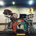 Yu Seki Instagram - 新しい相棒の紹介をします。 太鼓はTAMAのSTAR Walnut Bass 24×17 Tom 13×11 Floor Tom 16×16、18×16 1Tom2Floorの王道ロックな構成で作っていただきました。 元々TAMAは太鼓はもちろん、ハードウェア類は特に使いやすくて耐久性もバッチリで好きでした。 愛知にあるTAMAの工場に伺った際、STAR Maple、Bubinga、Walnutの22インチのセットをそれぞれ試奏させていただきましたが、Walnutのファット且つ弾力のあるしなやかなローミドルが気に入り、オーダーさせていただく流れになりました。 そしてそんなSTAR WalnutをDWS(@dwsjapan )で渋く眩くヨゴしてもらいました。 マジで気に入ってる！！！ バスドラにはゆかりのある人物やKing Gnuとミレパの曲名の当て字やら歌詞やら俺の個人的な推しやらコータめんの個人的な思想等、千社札にしてくちゃくちゃに貼りまくってあって末永く楽しめそう。 身内にしか伝わらないであろう当て字とか青春っぽくて感動。 コータめん&かおるっちありがとう！ そしてエンドーサーの立場でありながら、ここまでのペイントを施すことを許していただいたTAMA(@official_tama_drums_japan )の深い懐に全身全霊の感謝を捧げます。 10/14からのツアー、このシブくてマブい相棒と駆け巡るんで、どうかよろしく。