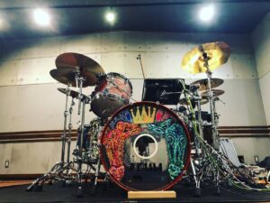 Yu Seki Instagram - 新しい相棒の紹介をします。
太鼓はTAMAのSTAR Walnut
Bass 24×17
Tom 13×11
Floor Tom 16×16、18×16
1Tom2Floorの王道ロックな構成で作っていただきました。
元々TAMAは太鼓はもちろん、ハードウェア類は特に使いやすくて耐久性もバッチリで好きでした。
愛知にあるTAMAの工場に伺った際、STAR Maple、Bubinga、Walnutの22インチのセットをそれぞれ試奏させていただきましたが、Walnutのファット且つ弾力のあるしなやかなローミドルが気に入り、オーダーさせていただく流れになりました。

そしてそんなSTAR WalnutをDWS(@dwsjapan )で渋く眩くヨゴしてもらいました。
マジで気に入ってる！！！
バスドラにはゆかりのある人物やKing Gnuとミレパの曲名の当て字やら歌詞やら俺の個人的な推しやらコータめんの個人的な思想等、千社札にしてくちゃくちゃに貼りまくってあって末永く楽しめそう。
身内にしか伝わらないであろう当て字とか青春っぽくて感動。

コータめん&かおるっちありがとう！
そしてエンドーサーの立場でありながら、ここまでのペイントを施すことを許していただいたTAMA(@official_tama_drums_japan )の深い懐に全身全霊の感謝を捧げます。

10/14からのツアー、このシブくてマブい相棒と駆け巡るんで、どうかよろしく。