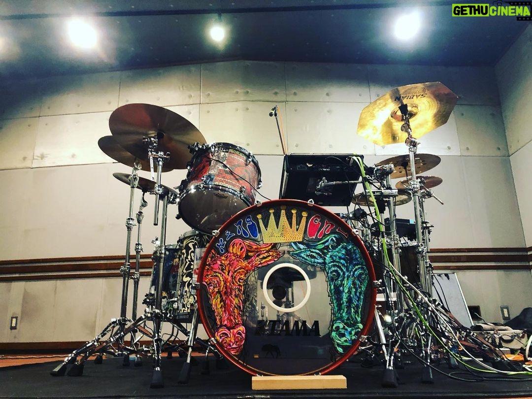 Yu Seki - 18.6K Likes - 新しい相棒の紹介をします。
太鼓はTAMAのSTAR Walnut
Bass 24×17
Tom 13×11
Floor Tom 16×16、18×16
1Tom2Floorの王道ロックな構成で作っていただきました。
元々TAMAは太鼓はもちろん、ハードウェア類は特に使いやすくて耐久性もバッチリで好きでした。
愛知にあるTAMAの工場に伺った際、STAR Maple、Bubinga、Walnutの22インチのセットをそれぞれ試奏させていただきましたが、Walnutのファット且つ弾力のあるしなやかなローミドルが気に入り、オーダーさせていただく流れになりました。
そしてそんなSTAR WalnutをDWS(@dwsjapan )で渋く眩くヨゴしてもらいました。
マジで気に入ってる!!!
バスドラにはゆかりのある人物やKing Gnuとミレパの曲名の当て字やら歌詞やら俺の個人的な推しやらコータめんの個人的な思想等、千社札にしてくちゃくちゃに貼りまくってあって末永く楽しめそう。
身内にしか伝わらないであろう当て字とか青春っぽくて感動。
コータめん&かおるっちありがとう!
そしてエンドーサーの立場でありながら、ここまでのペイントを施すことを許していただいたTAMA(@official_tama_drums_japan )の深い懐に全身全霊の感謝を捧げます。
10/14からのツアー、このシブくてマブい相棒と駆け巡るんで、どうかよろしく。
