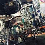 Yu Seki Instagram - 新しい相棒の紹介をします。 太鼓はTAMAのSTAR Walnut Bass 24×17 Tom 13×11 Floor Tom 16×16、18×16 1Tom2Floorの王道ロックな構成で作っていただきました。 元々TAMAは太鼓はもちろん、ハードウェア類は特に使いやすくて耐久性もバッチリで好きでした。 愛知にあるTAMAの工場に伺った際、STAR Maple、Bubinga、Walnutの22インチのセットをそれぞれ試奏させていただきましたが、Walnutのファット且つ弾力のあるしなやかなローミドルが気に入り、オーダーさせていただく流れになりました。 そしてそんなSTAR WalnutをDWS(@dwsjapan )で渋く眩くヨゴしてもらいました。 マジで気に入ってる！！！ バスドラにはゆかりのある人物やKing Gnuとミレパの曲名の当て字やら歌詞やら俺の個人的な推しやらコータめんの個人的な思想等、千社札にしてくちゃくちゃに貼りまくってあって末永く楽しめそう。 身内にしか伝わらないであろう当て字とか青春っぽくて感動。 コータめん&かおるっちありがとう！ そしてエンドーサーの立場でありながら、ここまでのペイントを施すことを許していただいたTAMA(@official_tama_drums_japan )の深い懐に全身全霊の感謝を捧げます。 10/14からのツアー、このシブくてマブい相棒と駆け巡るんで、どうかよろしく。