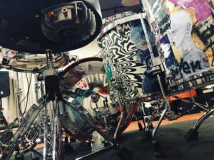 Yu Seki Instagram - 新しい相棒の紹介をします。
太鼓はTAMAのSTAR Walnut
Bass 24×17
Tom 13×11
Floor Tom 16×16、18×16
1Tom2Floorの王道ロックな構成で作っていただきました。
元々TAMAは太鼓はもちろん、ハードウェア類は特に使いやすくて耐久性もバッチリで好きでした。
愛知にあるTAMAの工場に伺った際、STAR Maple、Bubinga、Walnutの22インチのセットをそれぞれ試奏させていただきましたが、Walnutのファット且つ弾力のあるしなやかなローミドルが気に入り、オーダーさせていただく流れになりました。

そしてそんなSTAR WalnutをDWS(@dwsjapan )で渋く眩くヨゴしてもらいました。
マジで気に入ってる！！！
バスドラにはゆかりのある人物やKing Gnuとミレパの曲名の当て字やら歌詞やら俺の個人的な推しやらコータめんの個人的な思想等、千社札にしてくちゃくちゃに貼りまくってあって末永く楽しめそう。
身内にしか伝わらないであろう当て字とか青春っぽくて感動。

コータめん&かおるっちありがとう！
そしてエンドーサーの立場でありながら、ここまでのペイントを施すことを許していただいたTAMA(@official_tama_drums_japan )の深い懐に全身全霊の感謝を捧げます。

10/14からのツアー、このシブくてマブい相棒と駆け巡るんで、どうかよろしく。