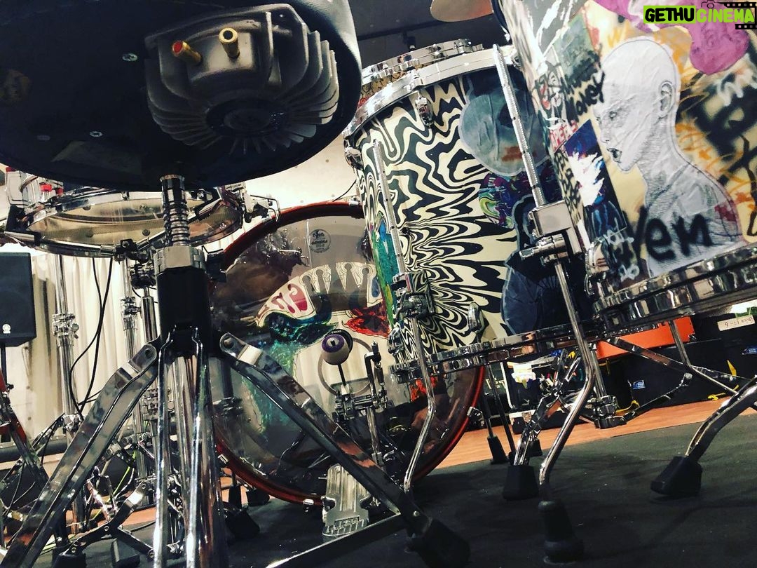 Yu Seki - 18.6K Likes - 新しい相棒の紹介をします。
太鼓はTAMAのSTAR Walnut
Bass 24×17
Tom 13×11
Floor Tom 16×16、18×16
1Tom2Floorの王道ロックな構成で作っていただきました。
元々TAMAは太鼓はもちろん、ハードウェア類は特に使いやすくて耐久性もバッチリで好きでした。
愛知にあるTAMAの工場に伺った際、STAR Maple、Bubinga、Walnutの22インチのセットをそれぞれ試奏させていただきましたが、Walnutのファット且つ弾力のあるしなやかなローミドルが気に入り、オーダーさせていただく流れになりました。
そしてそんなSTAR WalnutをDWS(@dwsjapan )で渋く眩くヨゴしてもらいました。
マジで気に入ってる!!!
バスドラにはゆかりのある人物やKing Gnuとミレパの曲名の当て字やら歌詞やら俺の個人的な推しやらコータめんの個人的な思想等、千社札にしてくちゃくちゃに貼りまくってあって末永く楽しめそう。
身内にしか伝わらないであろう当て字とか青春っぽくて感動。
コータめん&かおるっちありがとう!
そしてエンドーサーの立場でありながら、ここまでのペイントを施すことを許していただいたTAMA(@official_tama_drums_japan )の深い懐に全身全霊の感謝を捧げます。
10/14からのツアー、このシブくてマブい相棒と駆け巡るんで、どうかよろしく。
