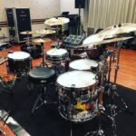 Yu Seki Instagram - 新しい相棒の紹介をします。 太鼓はTAMAのSTAR Walnut Bass 24×17 Tom 13×11 Floor Tom 16×16、18×16 1Tom2Floorの王道ロックな構成で作っていただきました。 元々TAMAは太鼓はもちろん、ハードウェア類は特に使いやすくて耐久性もバッチリで好きでした。 愛知にあるTAMAの工場に伺った際、STAR Maple、Bubinga、Walnutの22インチのセットをそれぞれ試奏させていただきましたが、Walnutのファット且つ弾力のあるしなやかなローミドルが気に入り、オーダーさせていただく流れになりました。 そしてそんなSTAR WalnutをDWS(@dwsjapan )で渋く眩くヨゴしてもらいました。 マジで気に入ってる！！！ バスドラにはゆかりのある人物やKing Gnuとミレパの曲名の当て字やら歌詞やら俺の個人的な推しやらコータめんの個人的な思想等、千社札にしてくちゃくちゃに貼りまくってあって末永く楽しめそう。 身内にしか伝わらないであろう当て字とか青春っぽくて感動。 コータめん&かおるっちありがとう！ そしてエンドーサーの立場でありながら、ここまでのペイントを施すことを許していただいたTAMA(@official_tama_drums_japan )の深い懐に全身全霊の感謝を捧げます。 10/14からのツアー、このシブくてマブい相棒と駆け巡るんで、どうかよろしく。